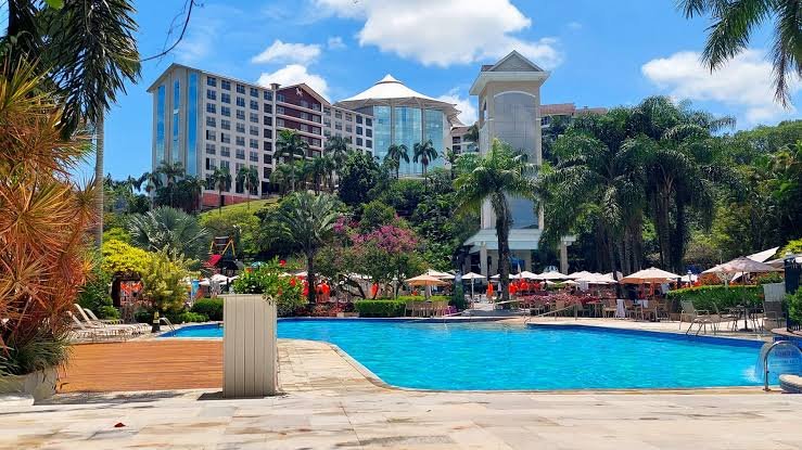 Fazzenda Park Resort — piscina e estrutura